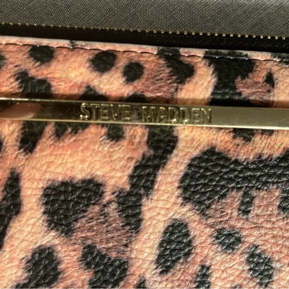 Steve Madden Leopard Print Wristlet - Picture 3 of 5